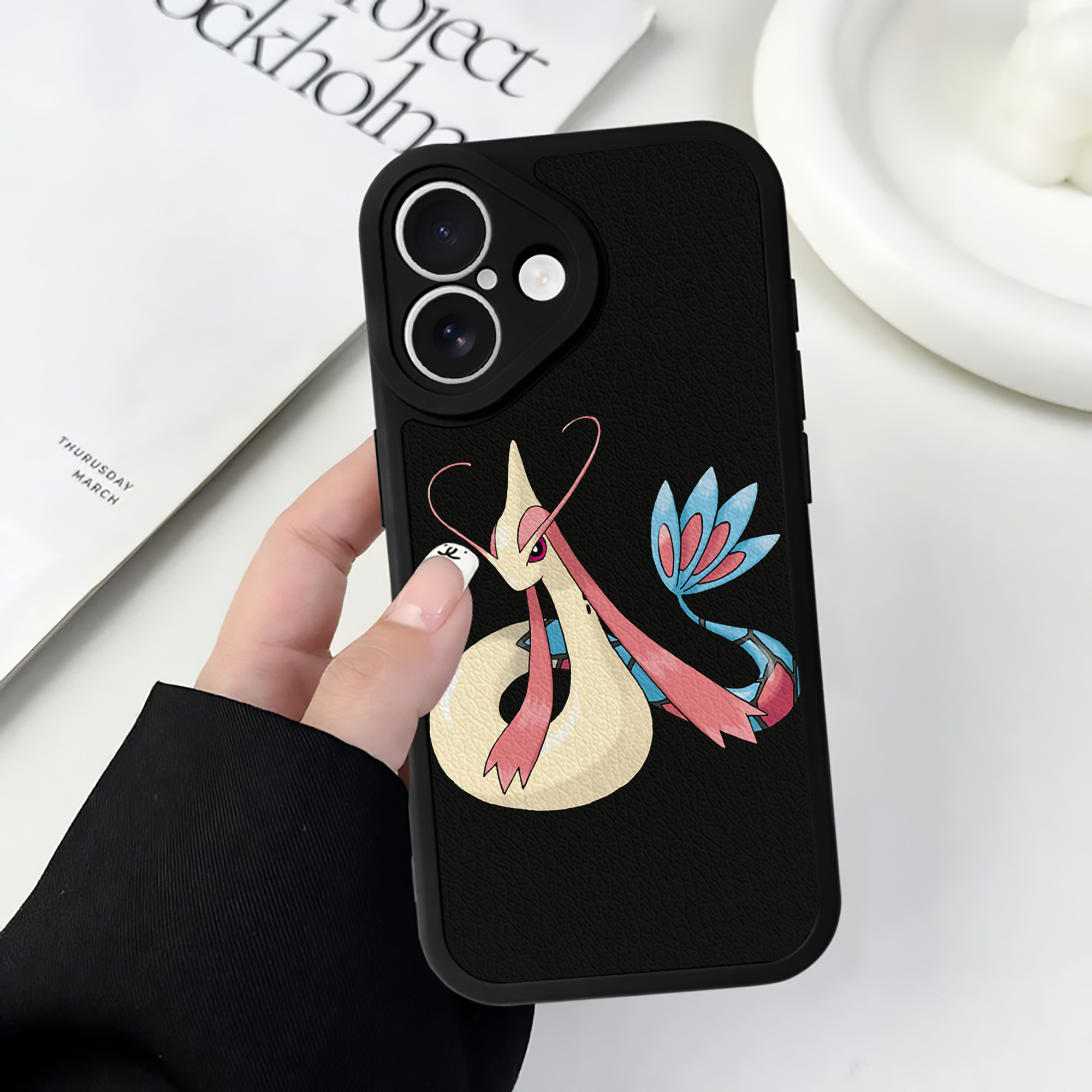 （画像用） ポケットモンスター Pokémon 【iPhone 16シリーズ対応】シリコンスマホケース（レザー調） 材質：シリコン